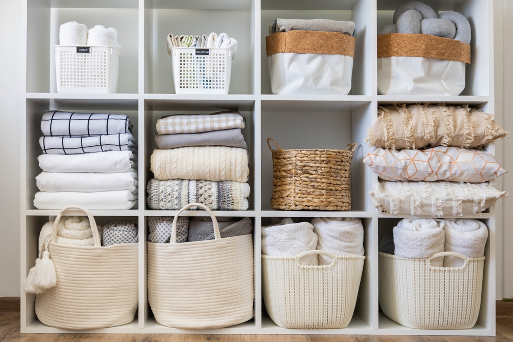 Depozitare pilote: Dulap cu rafturi deschise cu spații de dezpotare și cutii și coșuri cu textile pentru pat,