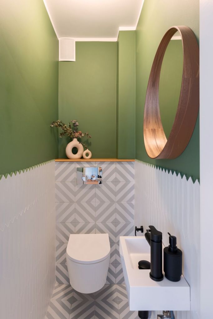 amenajare baie de serviciu cu pereti verzi si ceramica alba cu gri