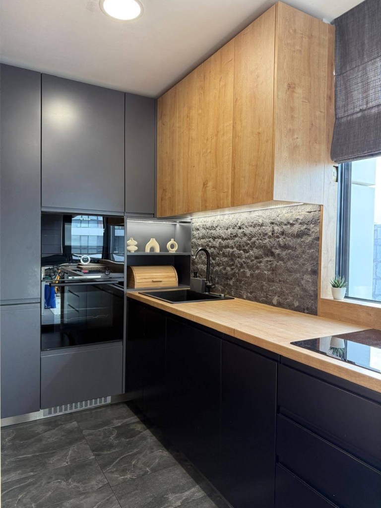 amenajare bucatarie mica dulapuri negre alexandra maria marin