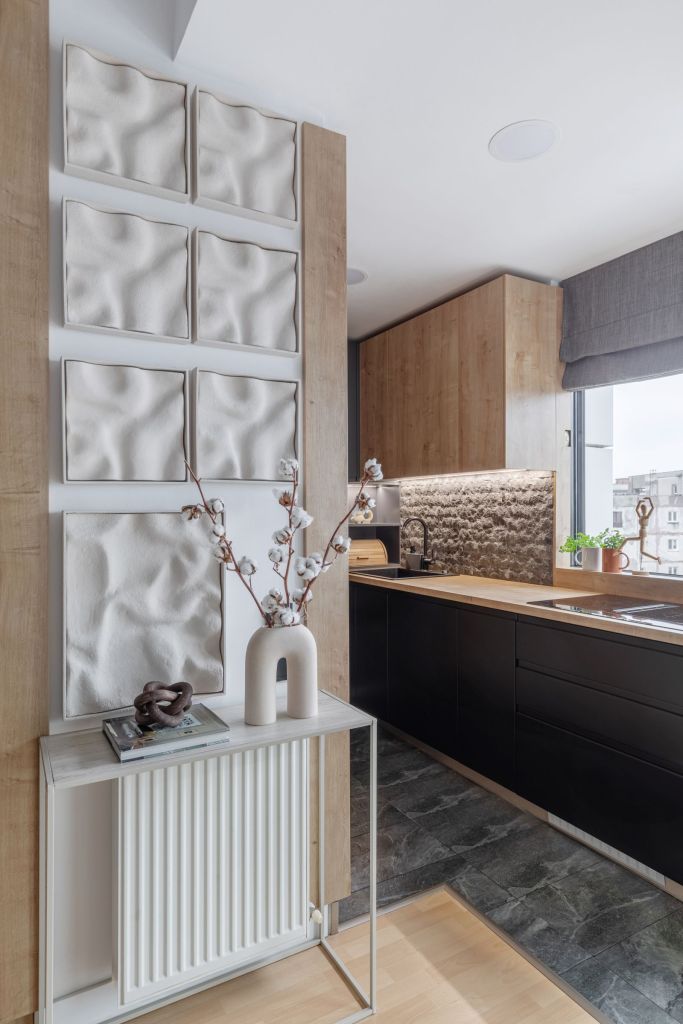 amenajare bucatarie open space living mobilier negru blat lemn foto sabin prodan