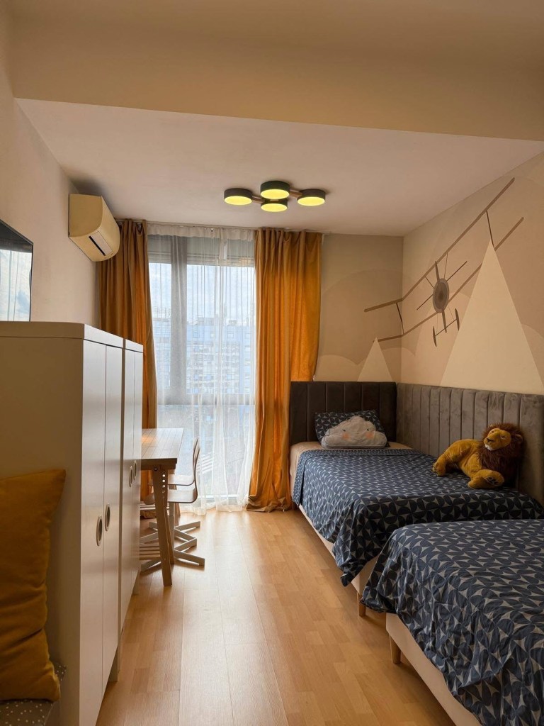 amenajare camera copiilor doua paturi si birou alexandra maria marin