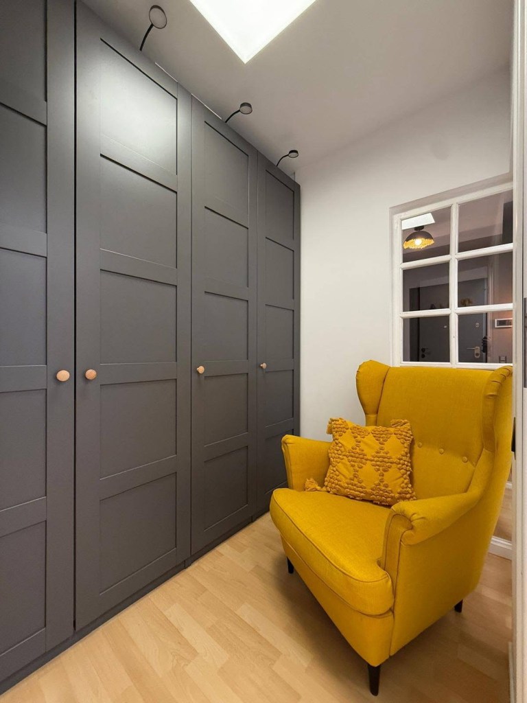 amenajare dressing cu fotoliu galben alexandra maria marin