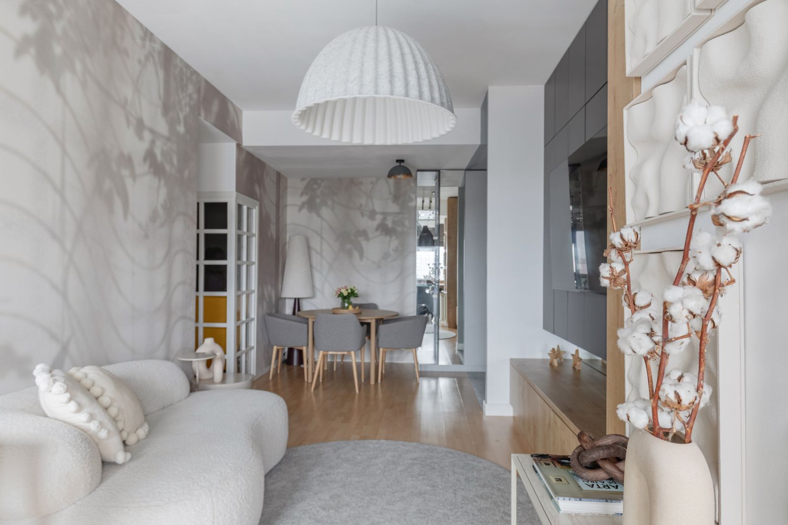 amenajare living culori neutre tapet gri canapea alba flori de bumbac corp de iluminat alb