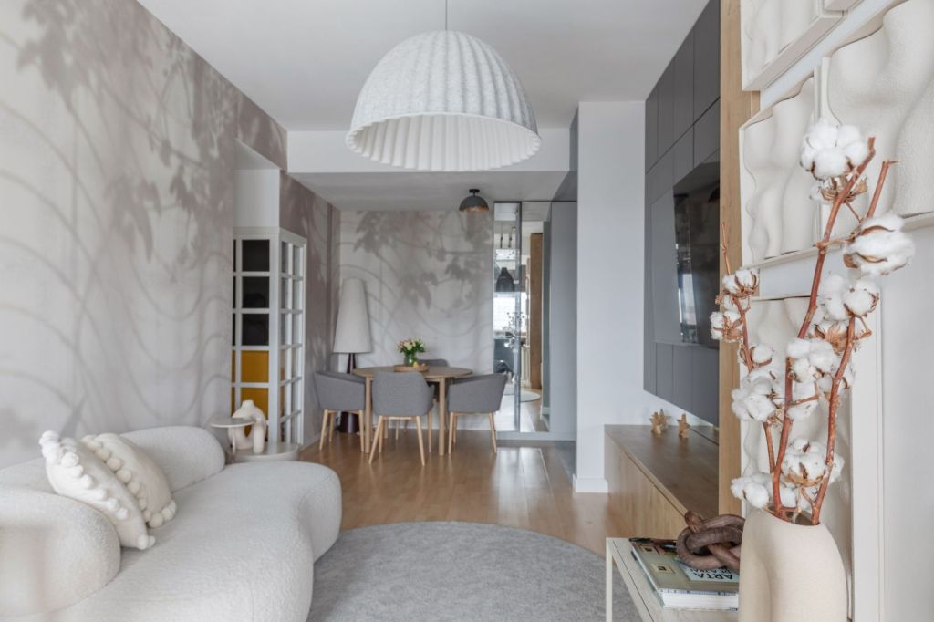 amenajare living culori neutre tapet gri canapea alba flori de bumbac corp de iluminat alb