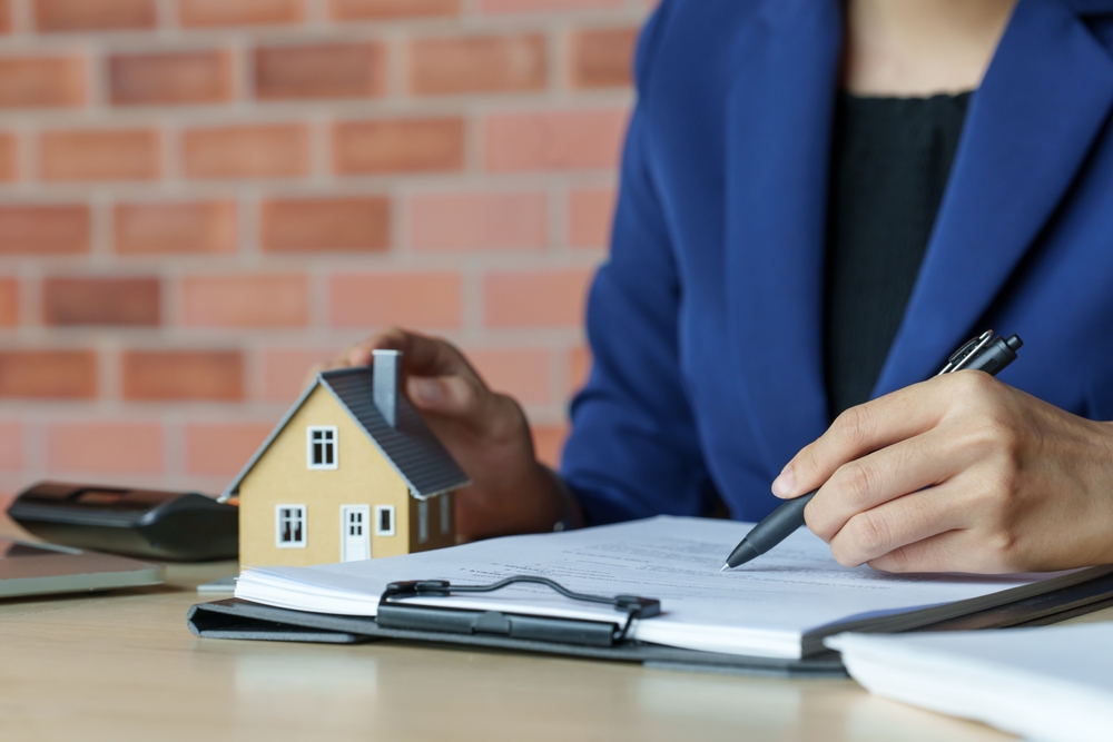 femeie completează asigurare locuința obligatorie