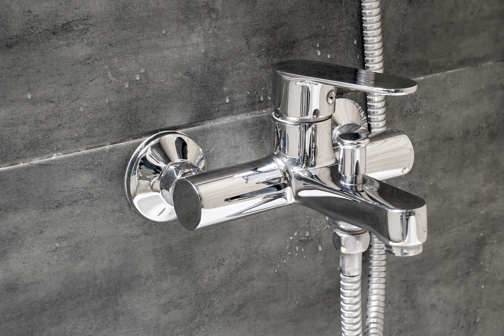 baterie de dus argintie la înălțime de instalare