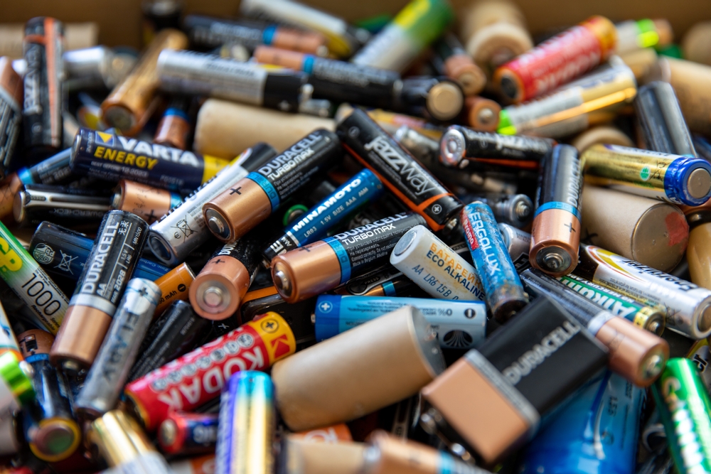 grămadă de baterii uzate pregătite pentru reciclare 