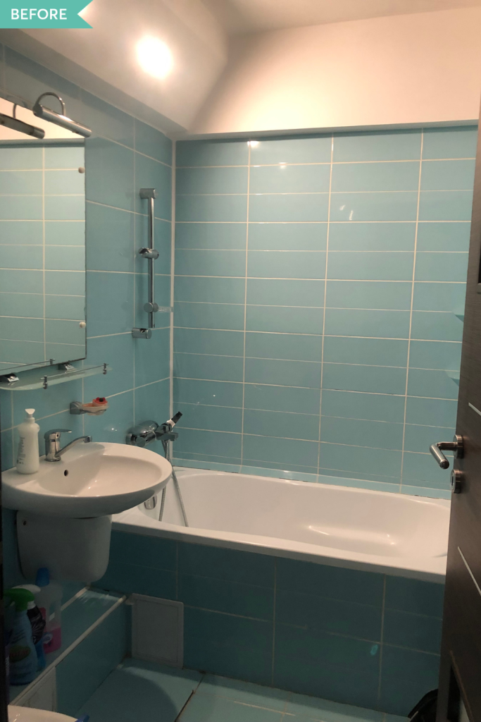 baie amenajare anii 2000 gresie si faianta bleu si cada