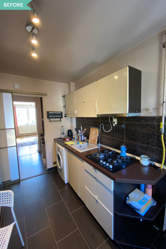 amenajare bucătărie anii 2000 cu gresie si faianta neagra mobilier crem lucios si blat maro inchis