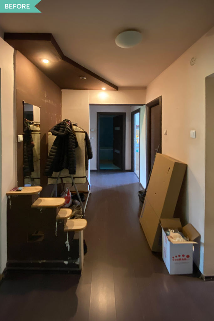 amenajare hol anii 2000 cu mobilier inchis la culoare si placaj pe tavan