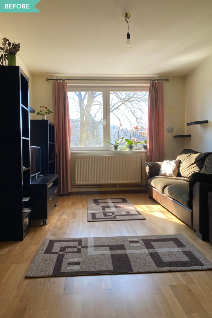 amenajare living anii 2000 cu biblioteca si birou wenge covoare cu modele geometrice si parchet