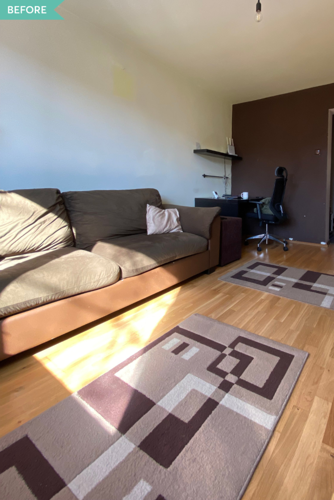 amenajare living anii 2000 cu biblioteca si birou wenge covoare cu modele geometrice si parchet