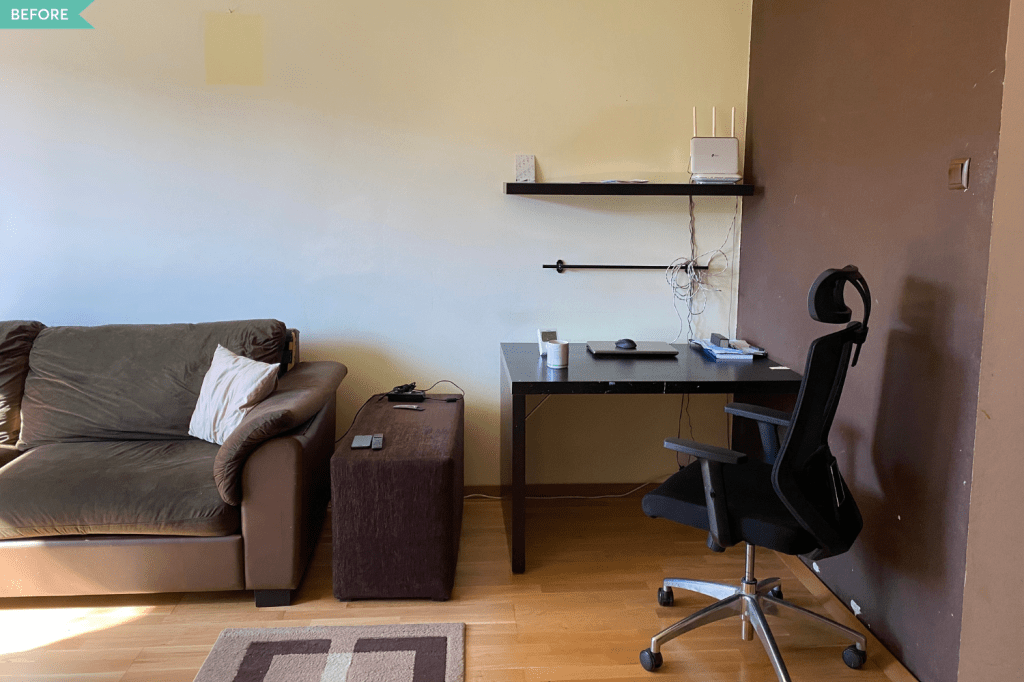 amenajare living anii 2000 cu biblioteca si birou wenge covoare cu modele geometrice si parchet