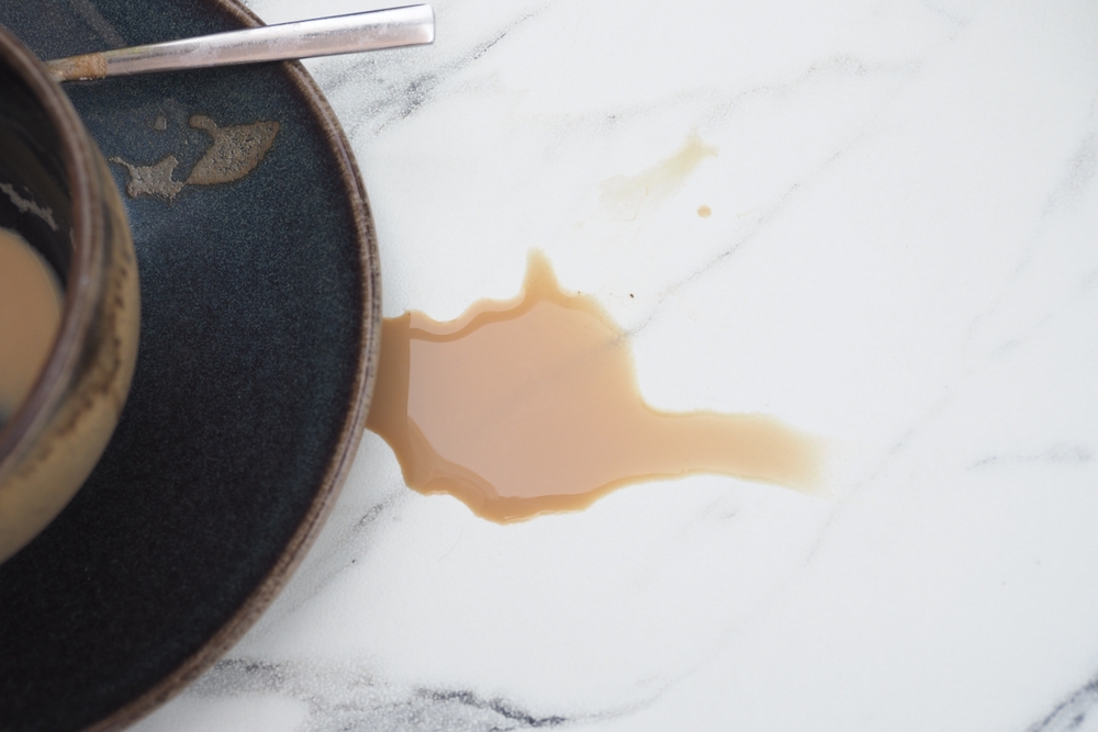 cafea vărsată pe blat din marmura