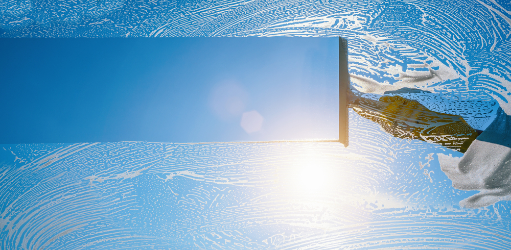 curățare geamuri când e soare afara