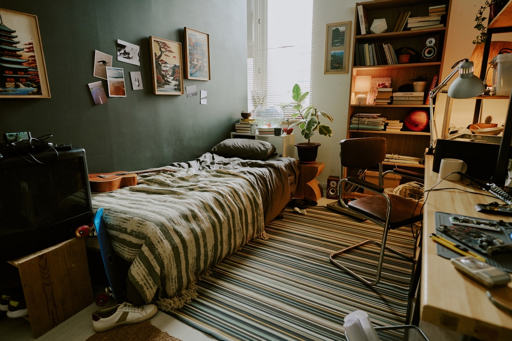 greșeli decorare dormitor depozitari deschise dezordonate imprimeuri covor si patura concurente si tablouri si postere prea multe