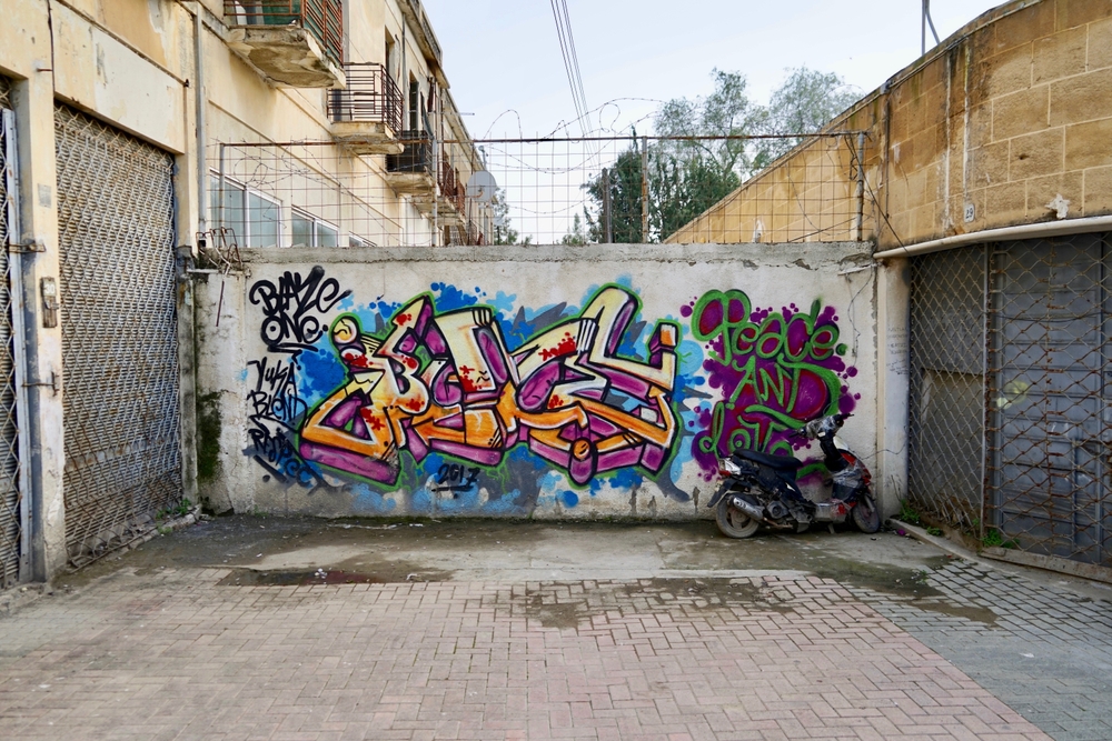 graffiti desenat pe perete public