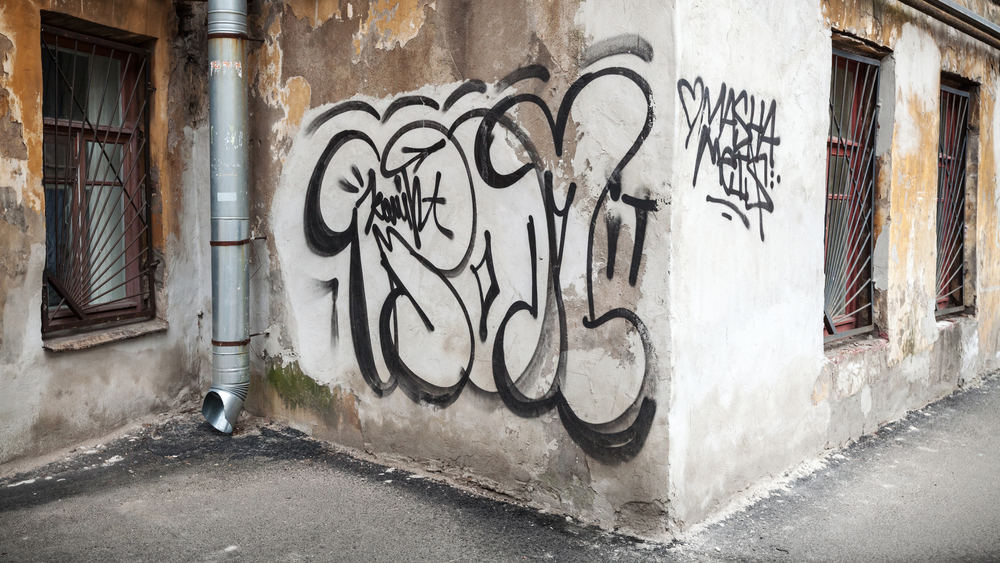 graffiti pe perete casa