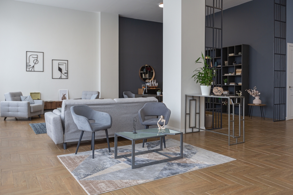 interior living open space amenajat in nuante de gri cu mobilier gri si un perete vopsit in gri antracit