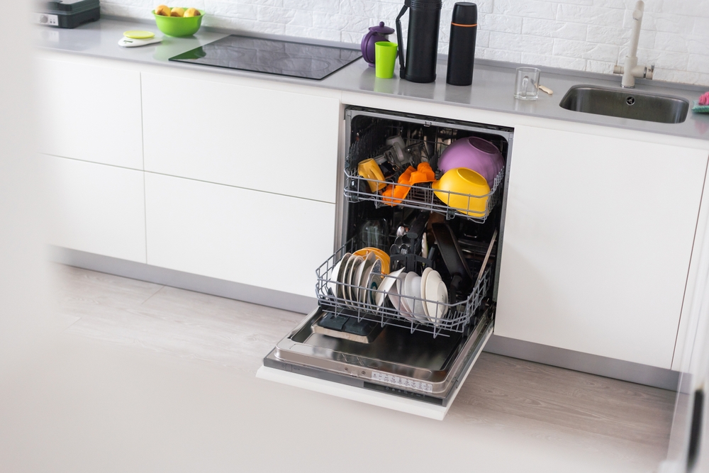 mașina de spalat vase aproape de chiuveta