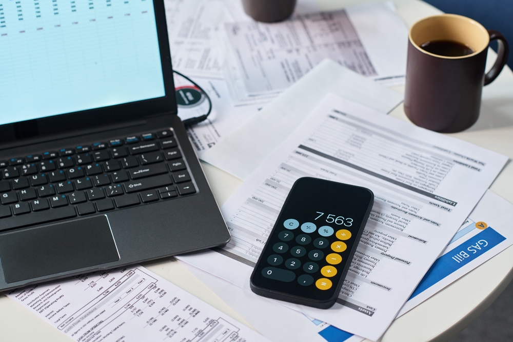 plata impozit si scutiri 2026 cu foi de calcul, calculator și laptop