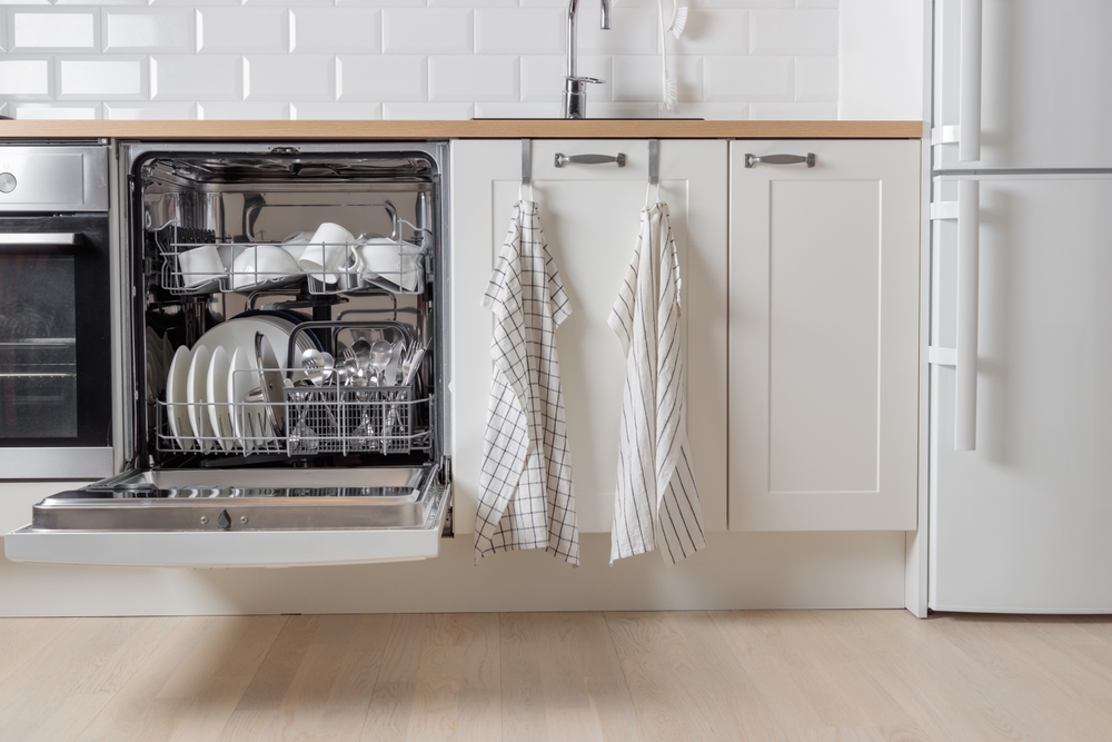 poziționare mașina de spălat vase in mobila bucatarie alături de aragaz si frigider