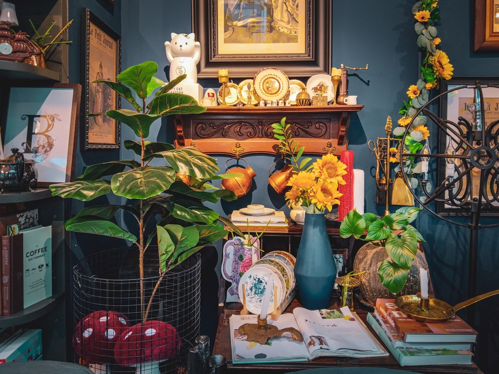 greșeli de decorare amenajare cu pereți bleumarin si suprafețe încărcate cu decorațiuni și plante