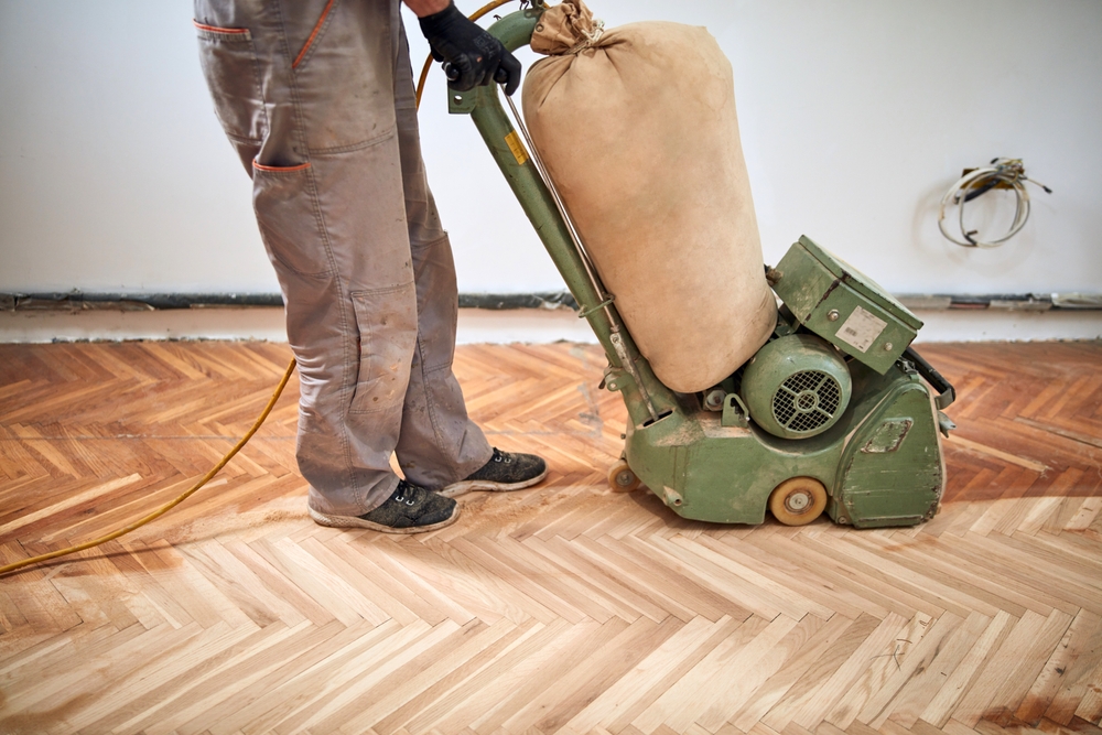 rașchetare parchet de lemn de către specialist cu utilizat profesional