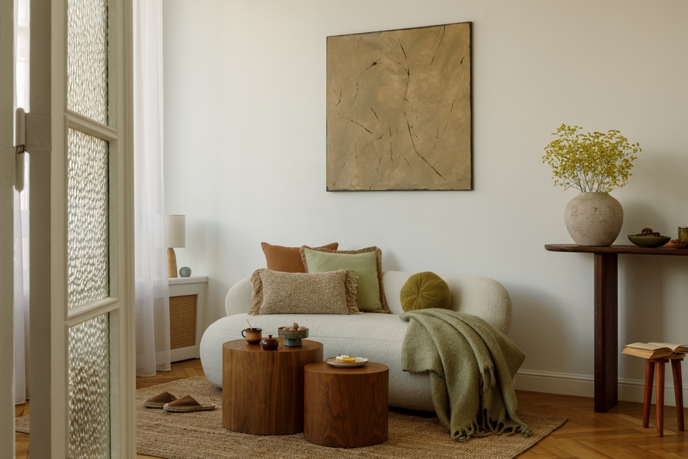 tendințe living 2026 culori amenajare nuanțe și tonuri calde canapea albă perne cărămizii teracotta