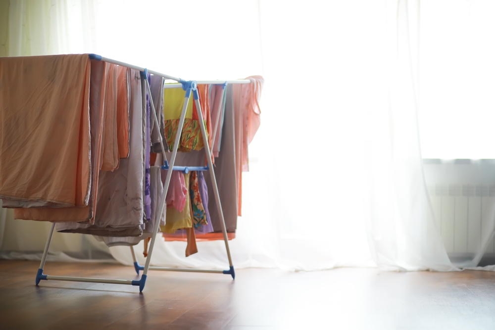 uscare haine lângă fereastra cu soare