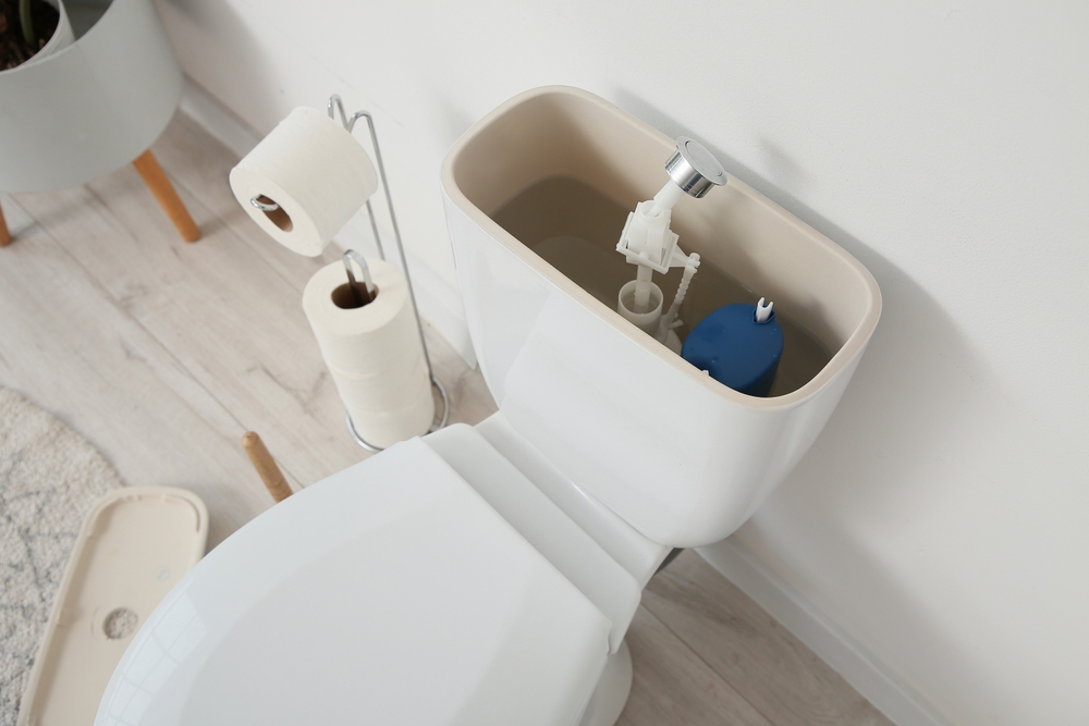 vas de toaleta stricat din cauza apariției de condens