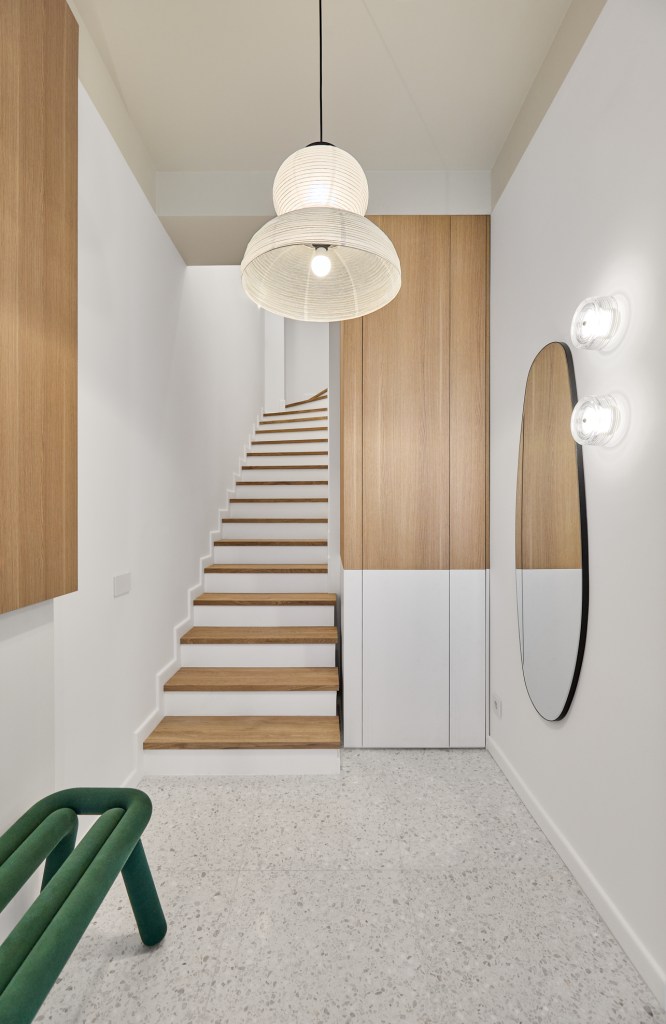 Lumina naturală și înălțimea atipică au inspirat amenajarea unui duplex de 100 metri pătrați din Pipera