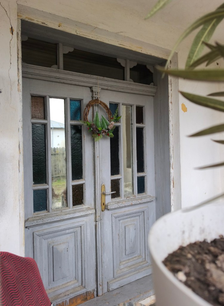 Oana și Daniel încă lucrează la renovarea unei case vechi de peste 60 de ani