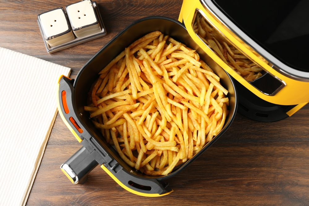 air fryer cu cartofi prăjiți alternativa cuptor cu microunde 