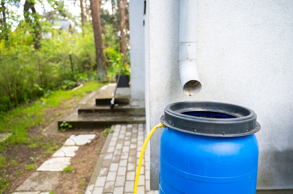apa de ploaie in butoi colectată de la jgheab