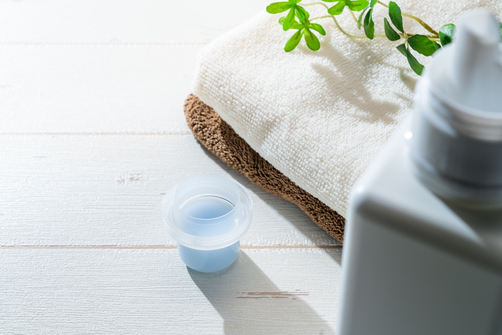 balsam de rufe in căpăcel  lângă prosoape spălate 