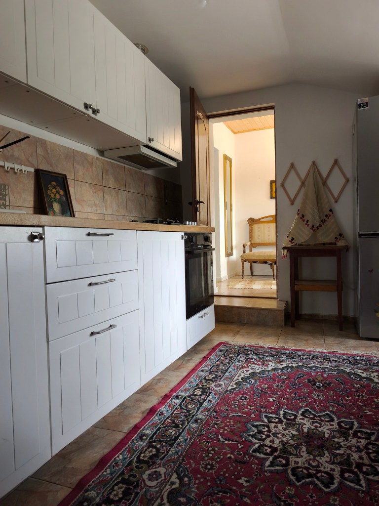 Casa este amenajată în stil vintage, cu obiecte recuperate, primite sau găsite