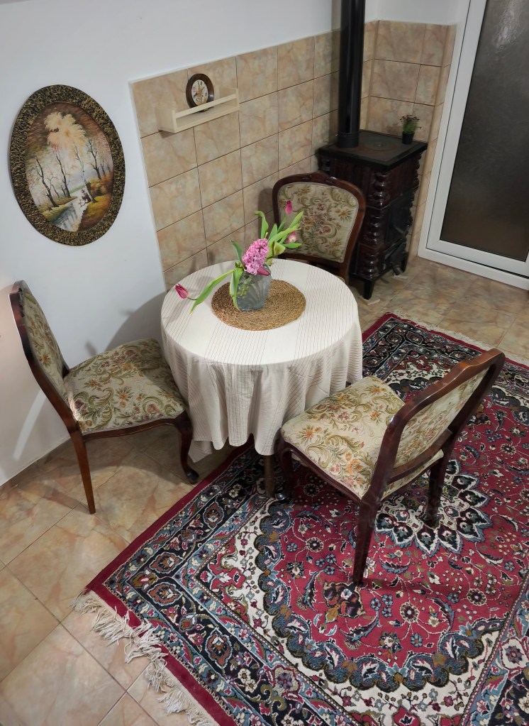 Casa este amenajată în stil vintage, cu obiecte recuperate, primite sau găsite