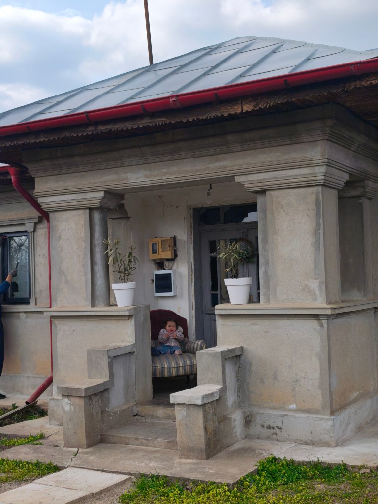 Oana și Daniel încă lucrează la renovarea unei case vechi de peste 60 de ani