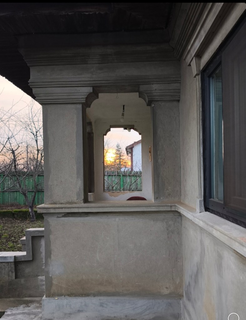 Oana și Daniel încă lucrează la renovarea unei case vechi de peste 60 de ani