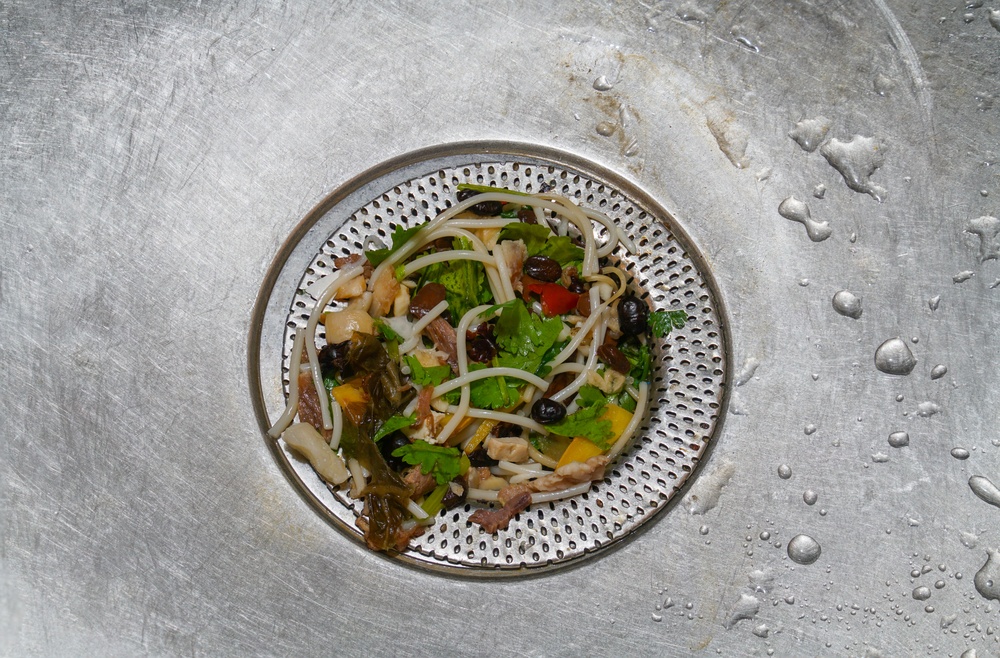 chiuveta blocată cu resturi alimentare