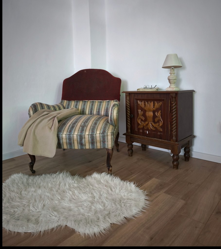 Casa este amenajată în stil vintage, cu obiecte recuperate, primite sau găsite