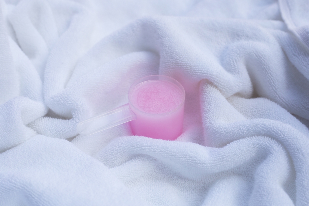 cupa balsam rufe in haina alba proaspăt spălată 