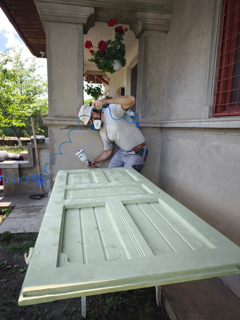 Proprietarii s-au acupat și se ocupă singuri de renovarea casei