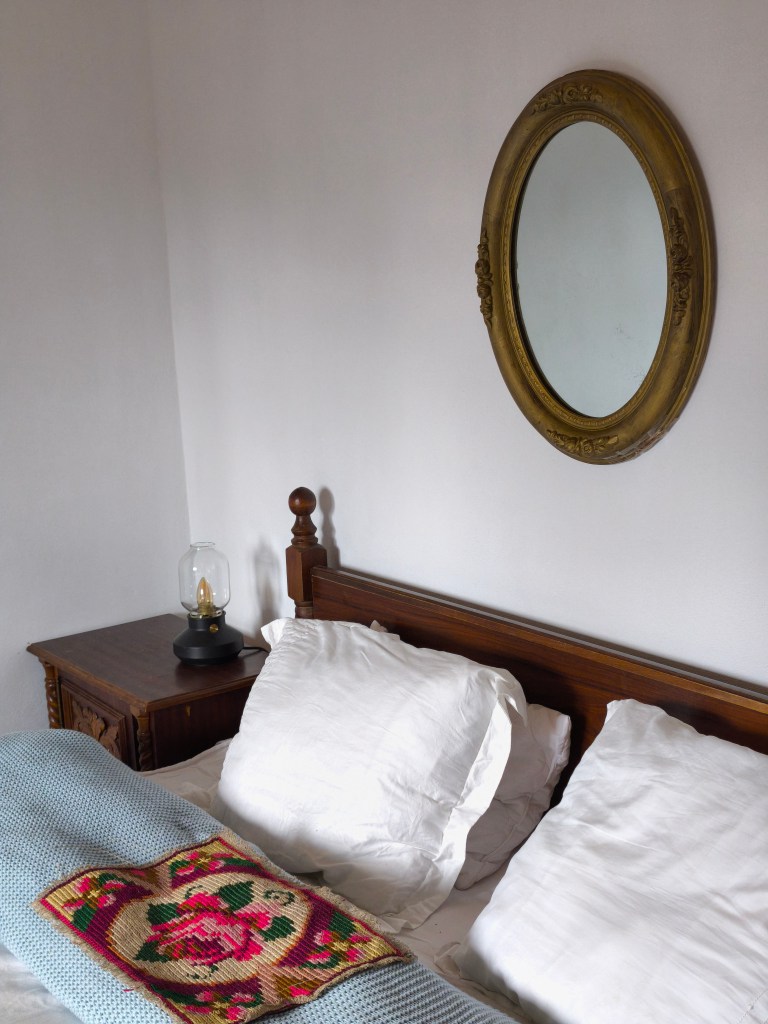 Casa este amenajată în stil vintage, cu obiecte recuperate, primite sau găsite