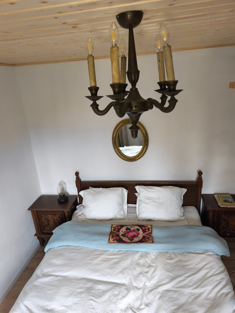 Casa este amenajată în stil vintage, cu obiecte recuperate, primite sau găsite