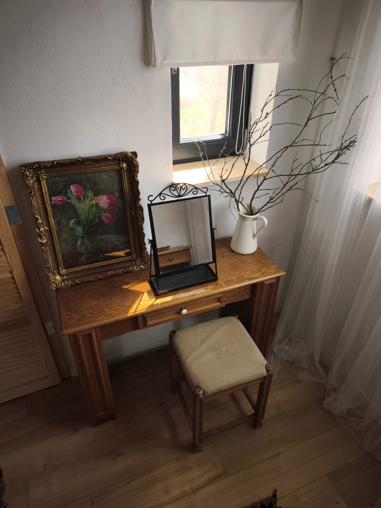 Unul dintre dormitoarele casei