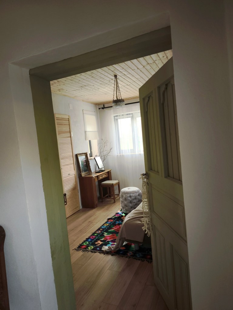 Casa este amenajată în stil vintage, cu obiecte recuperate, primite sau găsite