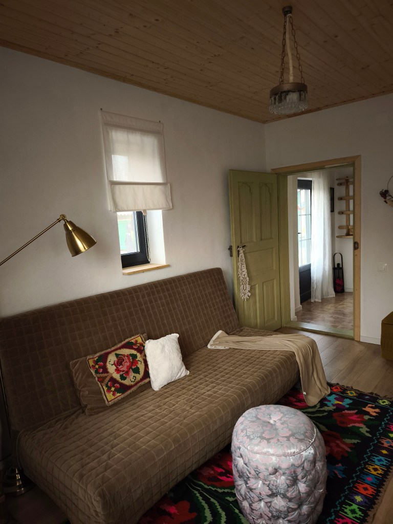 Unul dintre dormitoarele casei