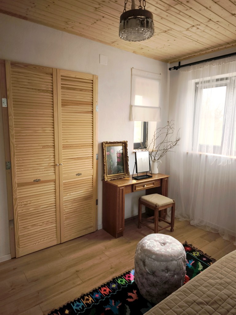 Unul dintre dormitoarele casei